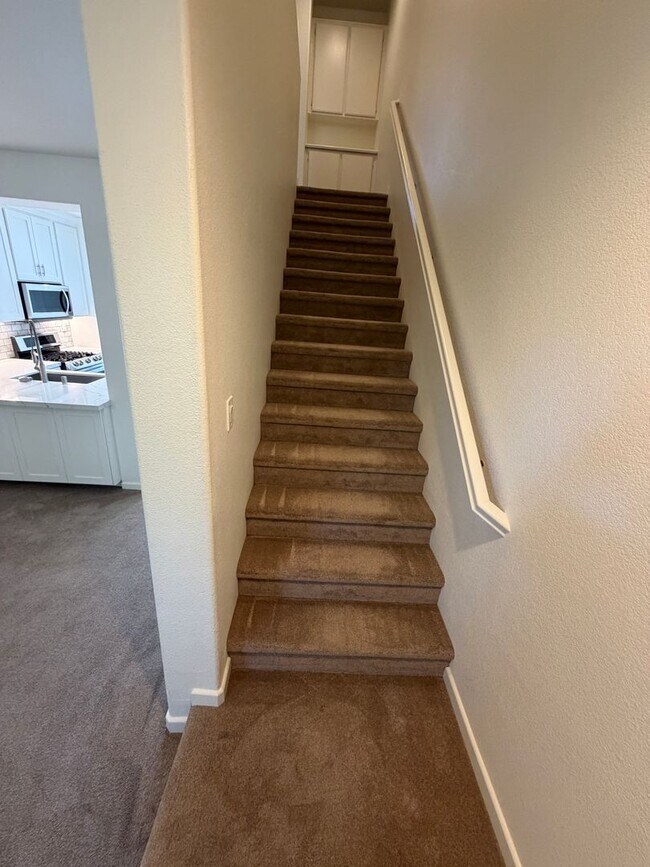 Building Photo - FOR LEASE – Beautiful 2 + 2.5 Townhome with A/C, Near Downtown Ventura & the Beach!