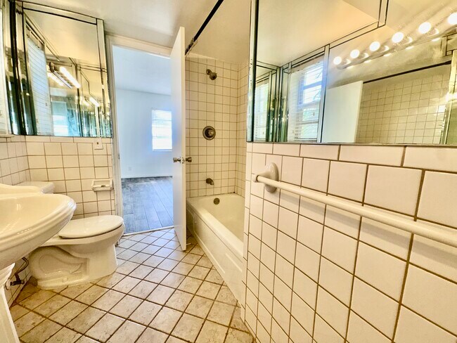 Building Photo - 900 NE 18th Ave