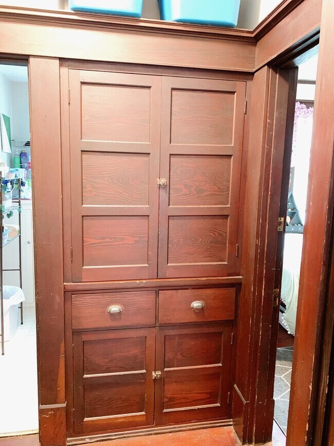 Building Photo - PRELEASE: 7 bdrm/2 bath in the York Neighborhood!