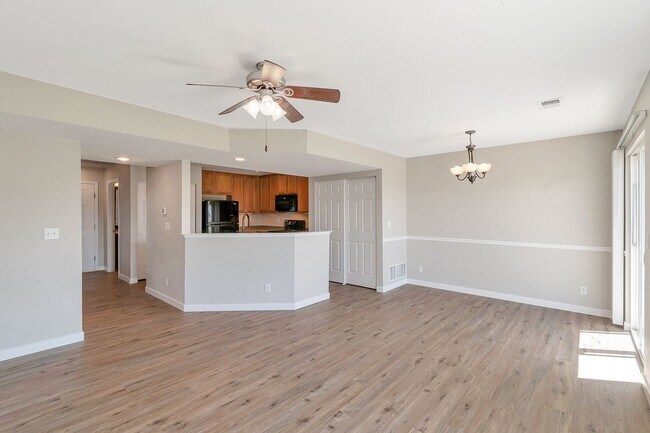 Building Photo - Charming 3 Bedroom 3 Bath Townhouse in Green Valley Ranch!