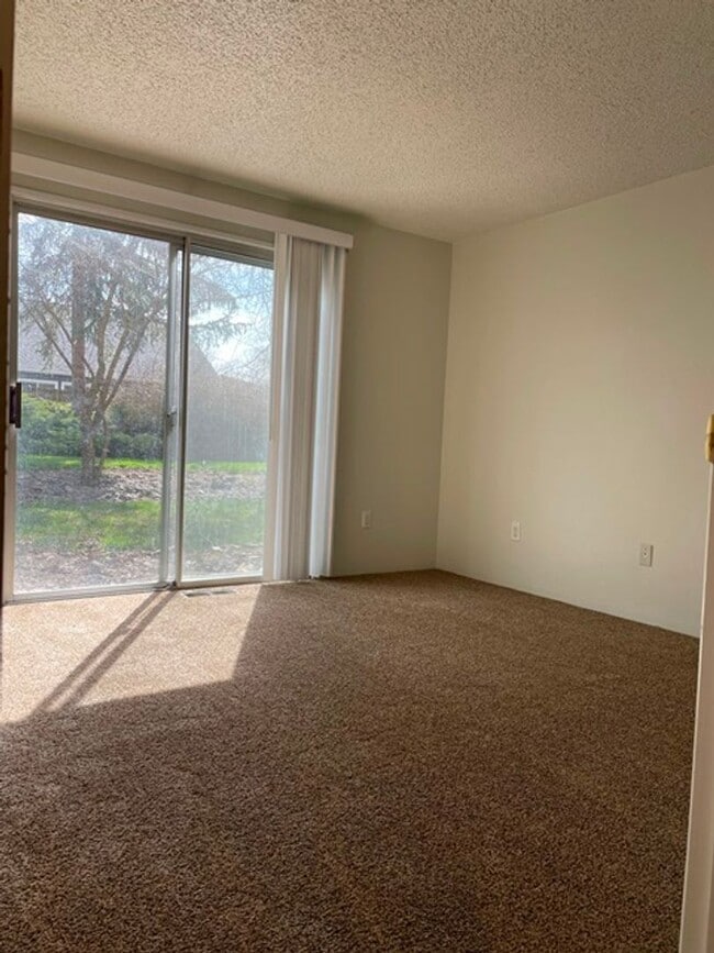 Building Photo - 2 bedroom townhouse