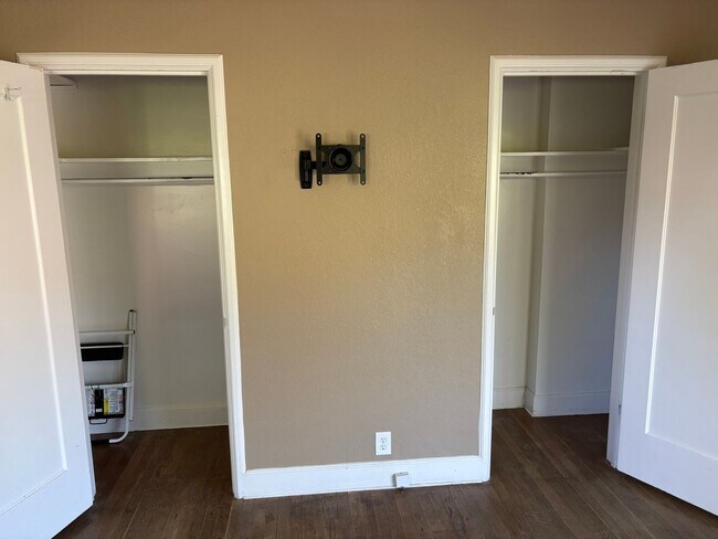Building Photo - 2 bedroom, 1 bath cottage in the heart of ...