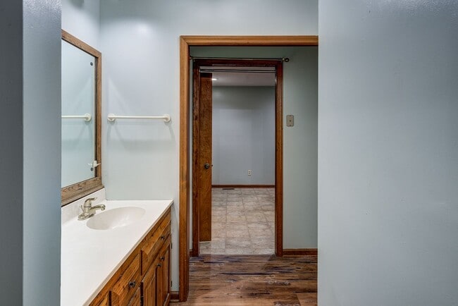 Building Photo - Large home in a beautiful setting close to all JC amenities