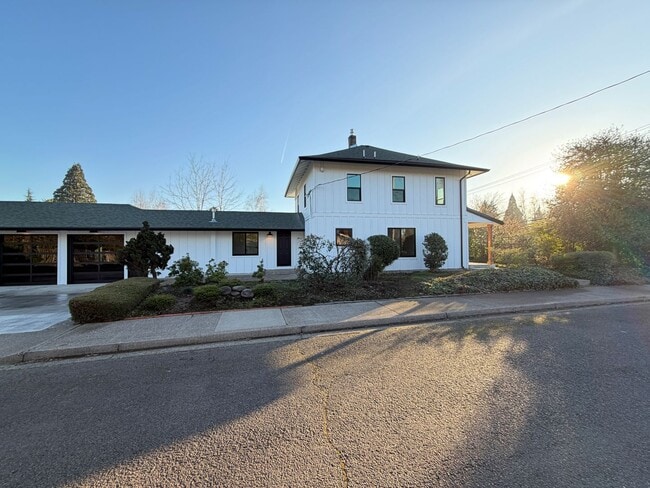 Building Photo - WAL2 - FULLY renovated 3 bed 1.5 bath on OAKWAY!