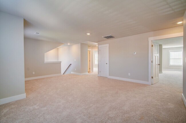 Building Photo - Gorgeous 4 BR, 3BA, Home with Loft, and 2 ...