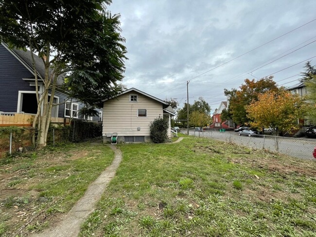Building Photo - House Near Mississippi Ave with Fenced Yard