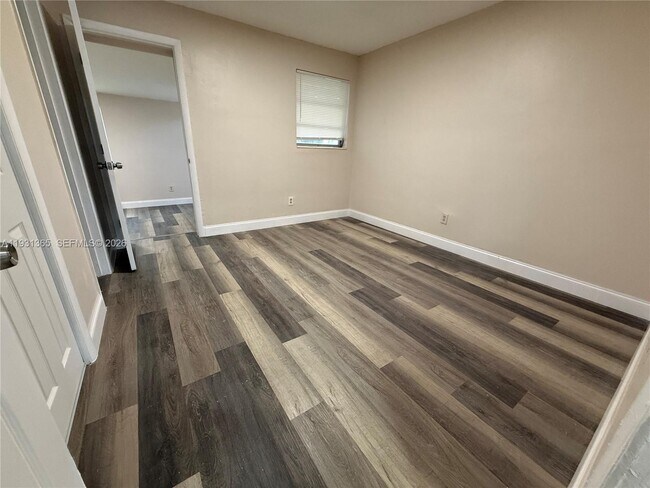 Building Photo - 3033 NW 43rd Ave