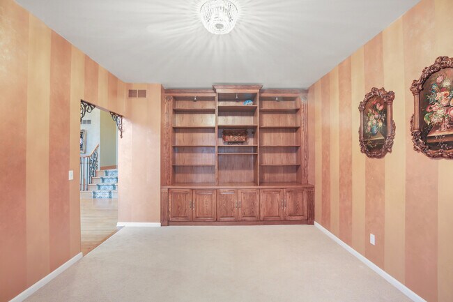 Building Photo - 6569 Whispering Woods Dr