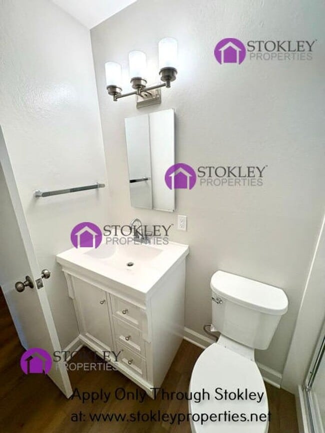 Building Photo - 1875 Queens Rd