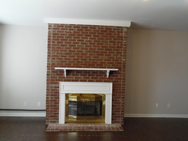 Building Photo - 317 Bainbridge Dr