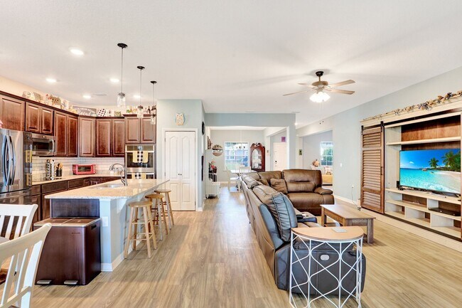 Building Photo - Gorgeous 4/3 in Newberry Corners
