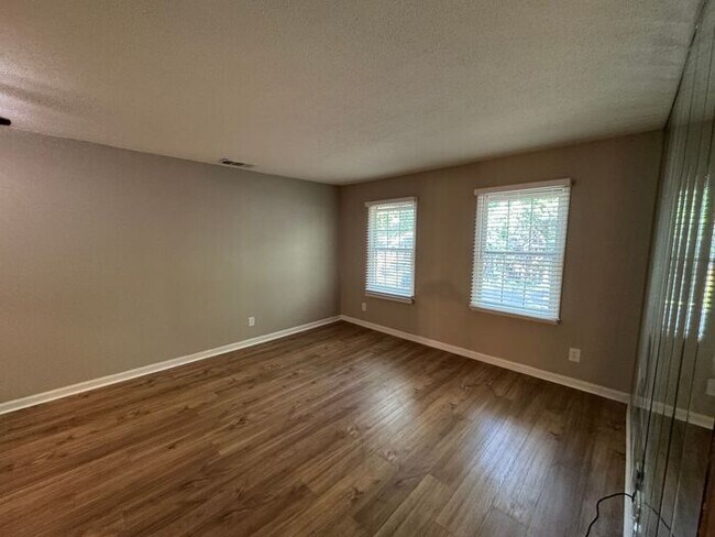 Building Photo - Look and lease-Renovated