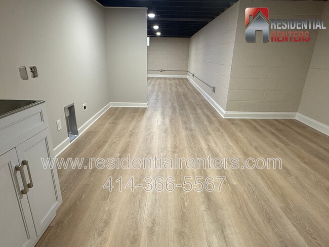 Building Photo - 205 N 165th St