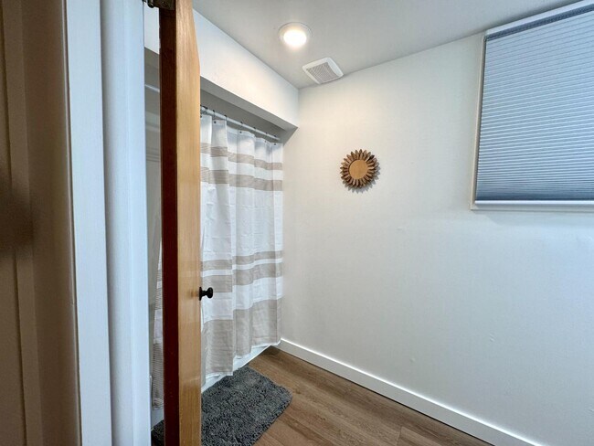 Building Photo - 1305 9th St W