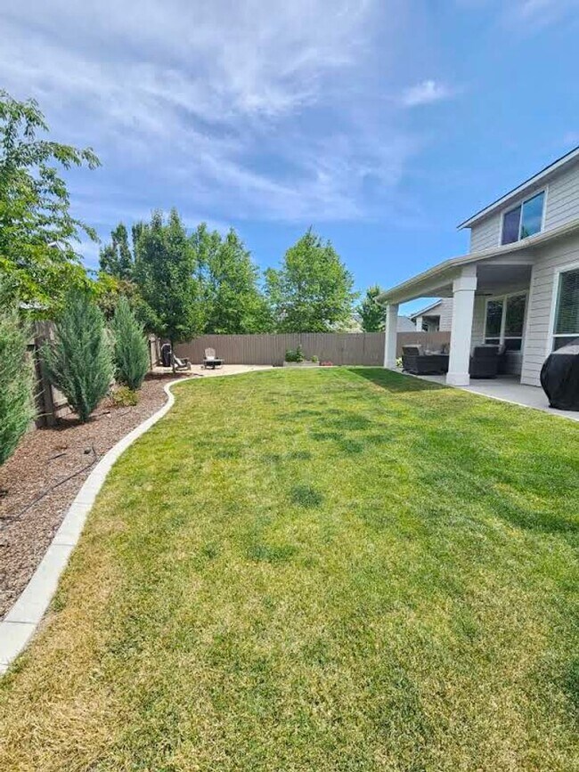 Building Photo - Ready now this beautiful 3 Bedroom Upscale...