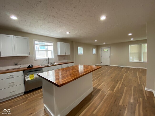 Building Photo - 3903 Rookwood Ave