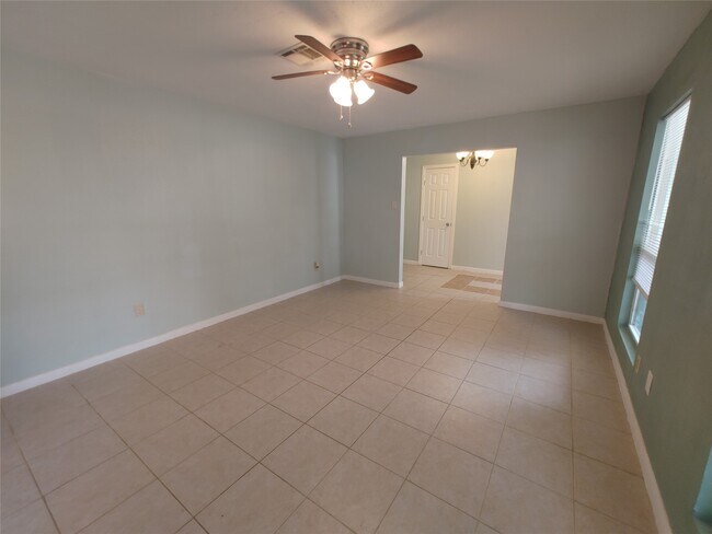 Building Photo - 633 Mosswood Dr