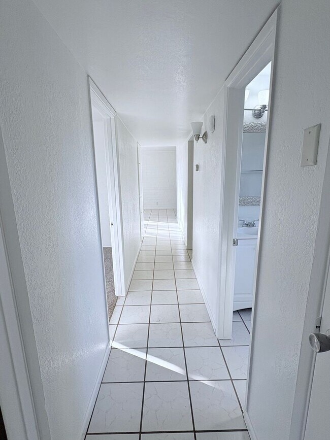 Building Photo - 3 Bed/2 Bath home with backyard and swimming pool!