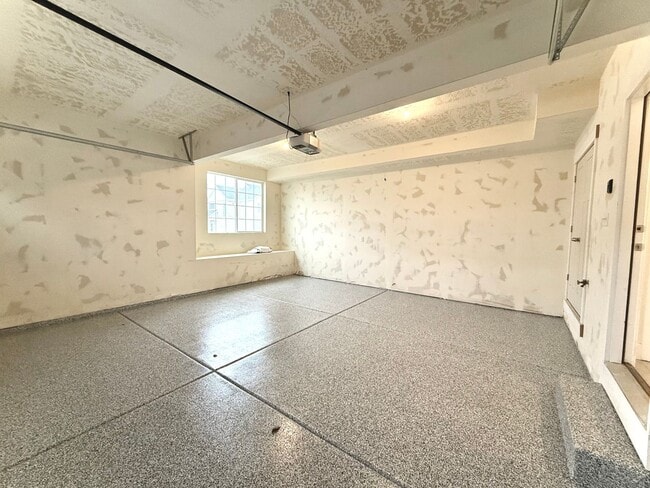 Building Photo - Beautiful SLC Town Home Available Now