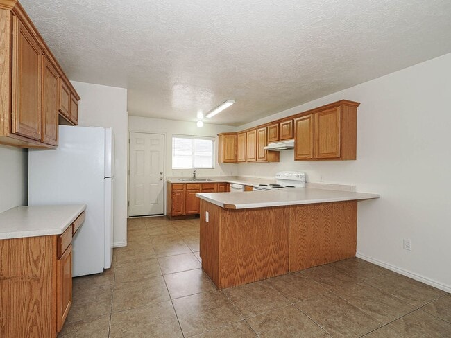 Building Photo - 2 Bedroom, 2 Bathroom Home