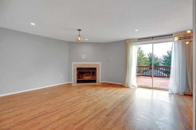 Building Photo - Charming End Of Group Townhome for Rent
