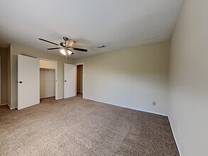 Building Photo - 2022 Oak Shores Dr