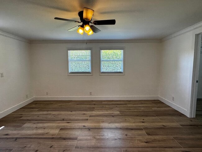 Building Photo - 204 SE 2nd Ave