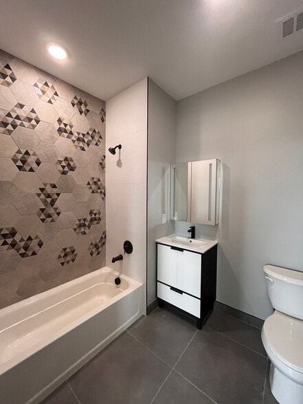 Building Photo - 130 Mallory Ave