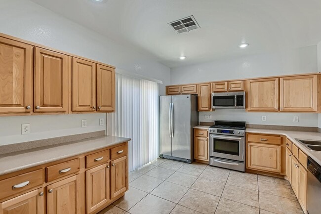 Building Photo - 5 Bedroom in Silverado Ranch!