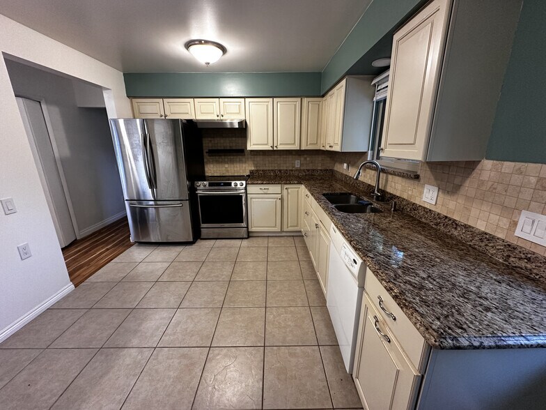 Building Photo - 3589 Knollview Ave