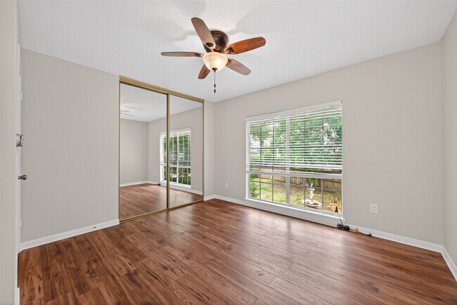 Building Photo - 106 Breezy Point Pl