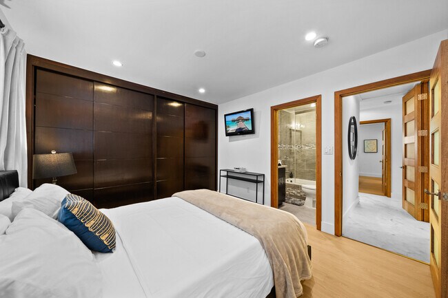 Building Photo - 355 S Sycamore Ave