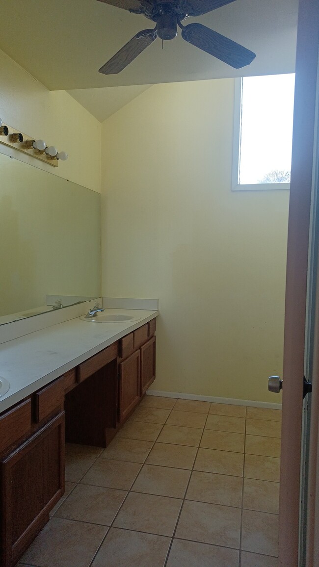 Master bath - 5688 Breckenridge Cir