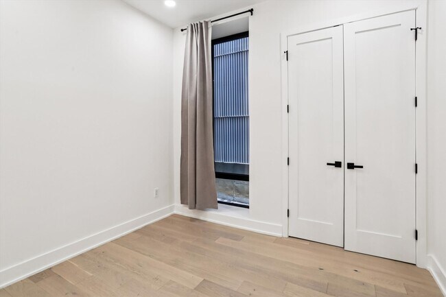 Building Photo - 517 Montana Ave NE