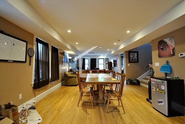 Building Photo - Charming 5 Bedroom