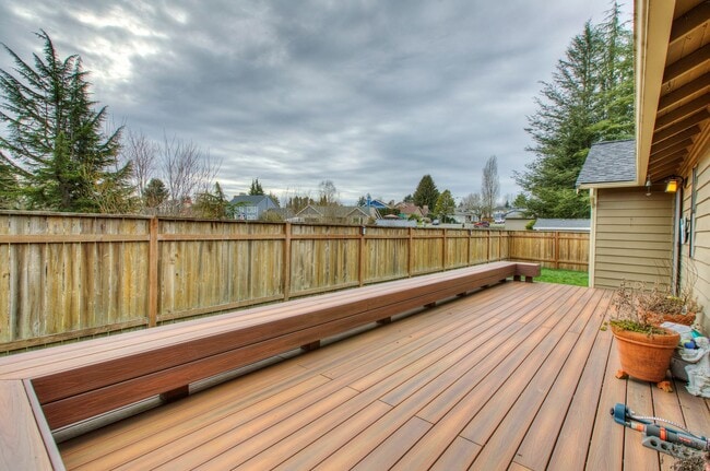 Building Photo - Bright & Spacious Rambler off of Cul-de-Sac