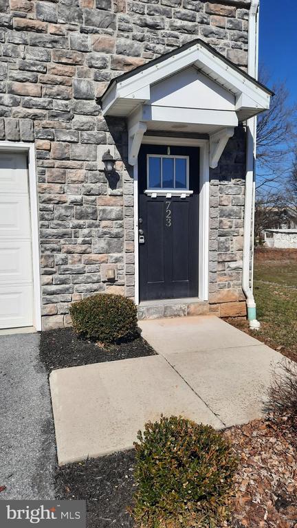 Building Photo - 723 Admiral's Quay Dr