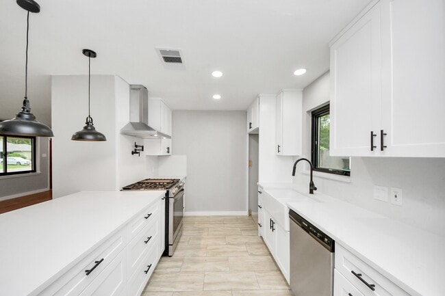 Building Photo - 4821 Viking Dr