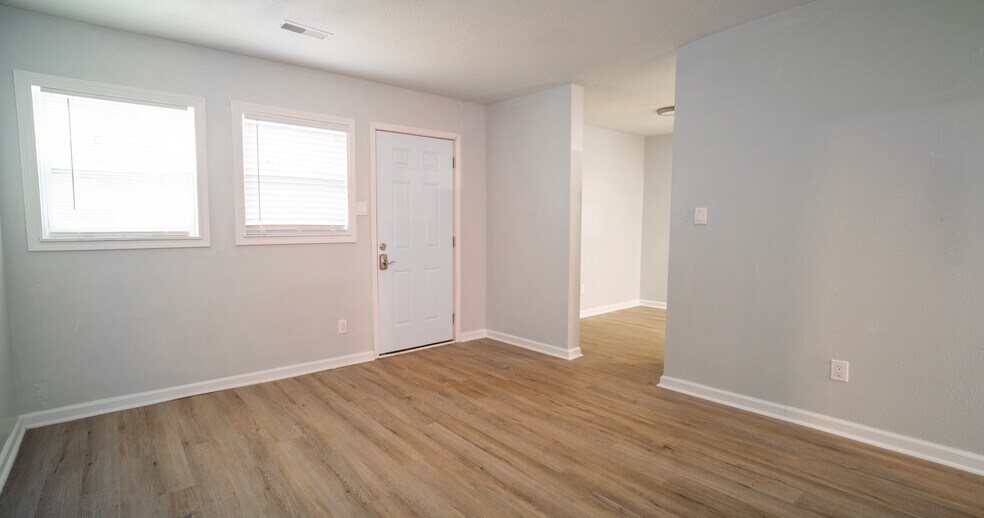 Building Photo - 3825 Crane Dr NE