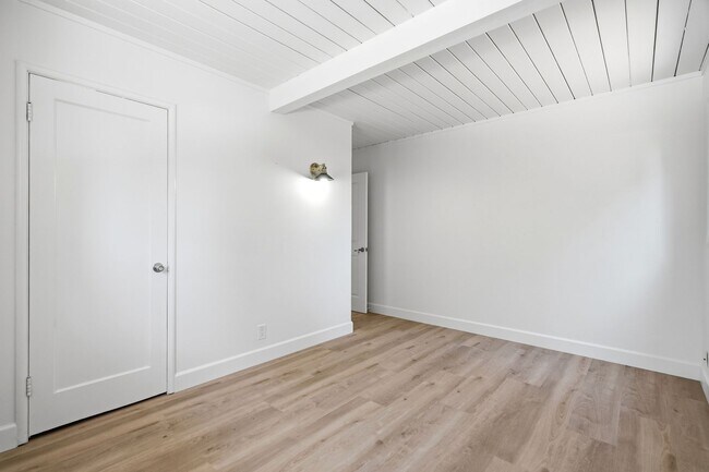 Building Photo - Light-Filled Home on Expansive Lot in Top-Rated School District with Vaulted Ceilings & Entertain...