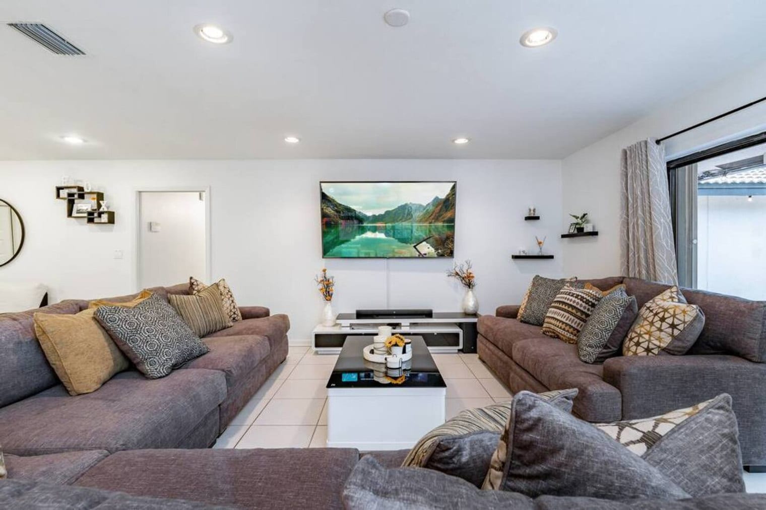 Building Photo - 830 SW 14th Ct