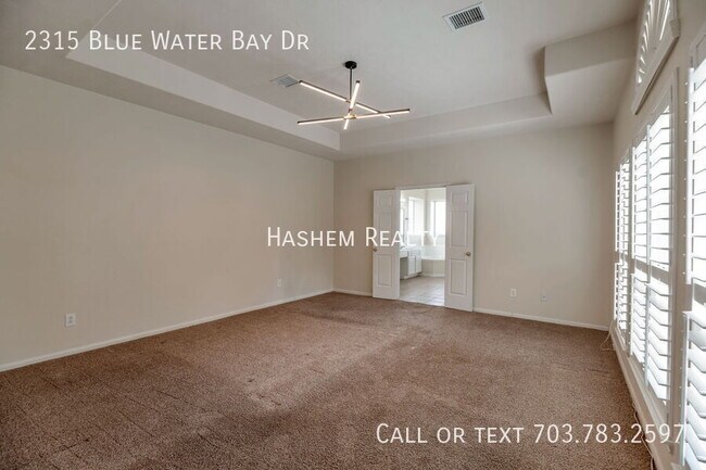 Building Photo - 2315 Blue Water Bay Dr