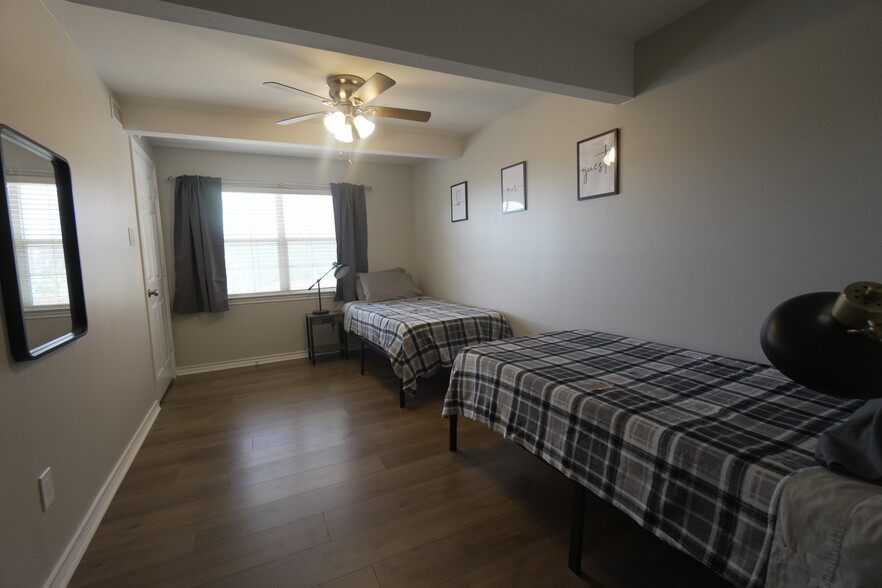 Bedroom 2 features 2 twin beds - 2708 Pin Oak Ln