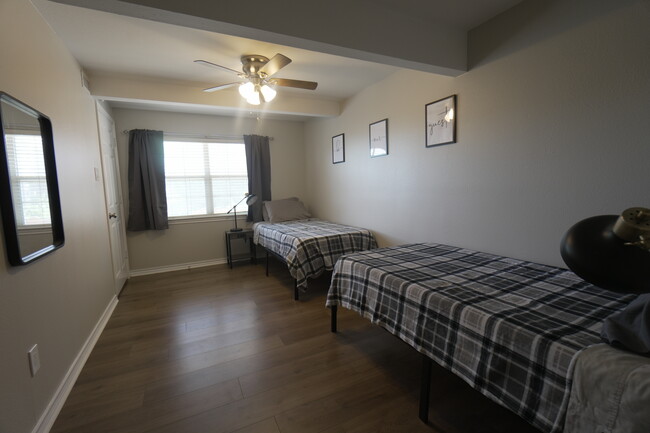 Bedroom 2 features 2 twin beds - 2708 Pin Oak Ln