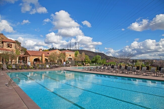 Building Photo - Nicely upgraded townhouse in resort-like E...