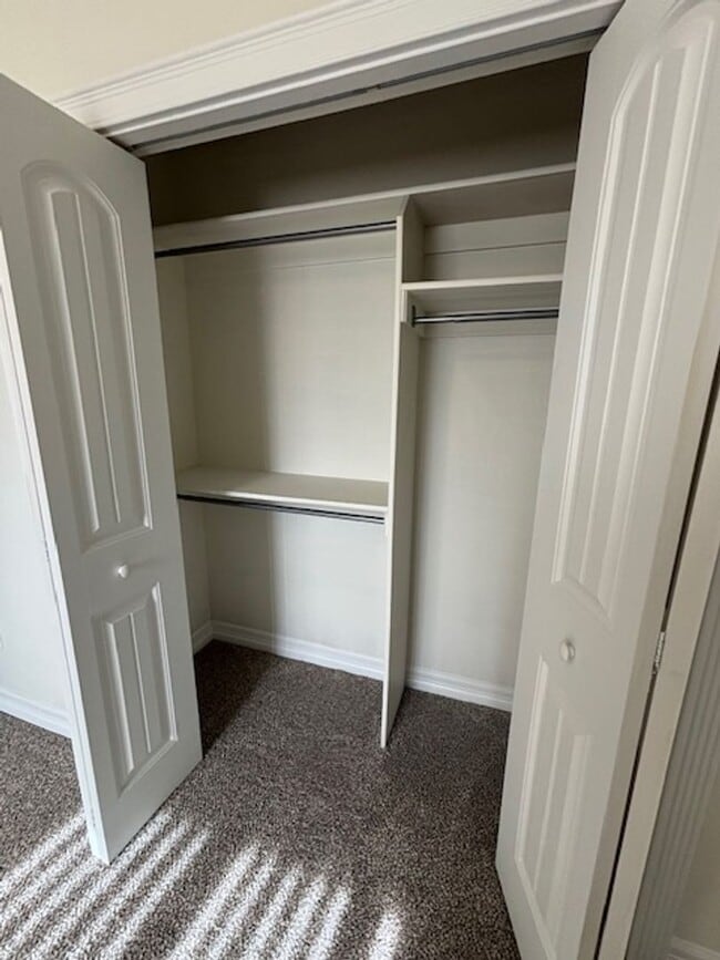 Building Photo - 4 Bedroom 3.5 Bath Townhouse Near Dell Ran...