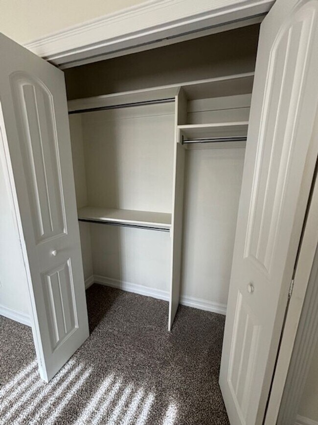 Building Photo - 4 Bedroom 3.5 Bath Townhouse Near Dell Range Blvd.