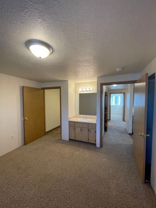 Building Photo - Second Floor 3 Bedroom apartment