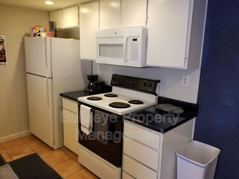 Building Photo - 1111 E University Dr