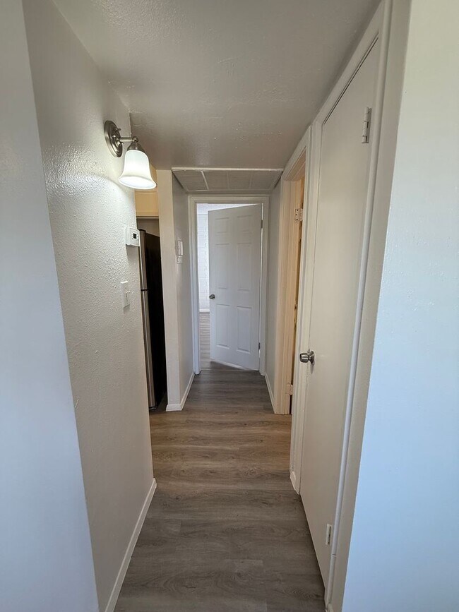 Building Photo - MOVE IN SPECIAL
